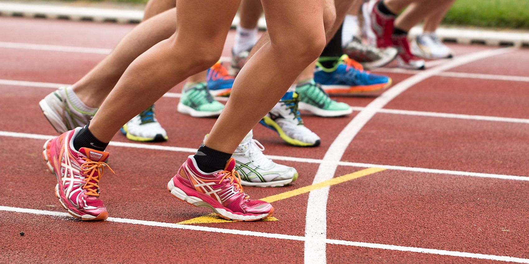 Piedi su una pista di atletica.